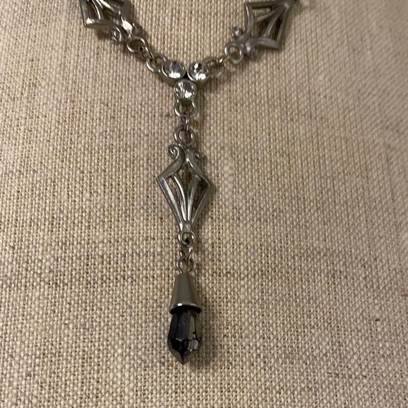 Elegant Silver and Black Crystal Pendant Necklace - Picture 4 of 4